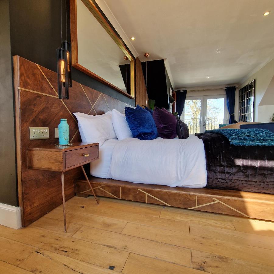 New Amazing The Black Wolf Suite The Grumpy Schnauzer B&B Airdrie Bagian luar foto