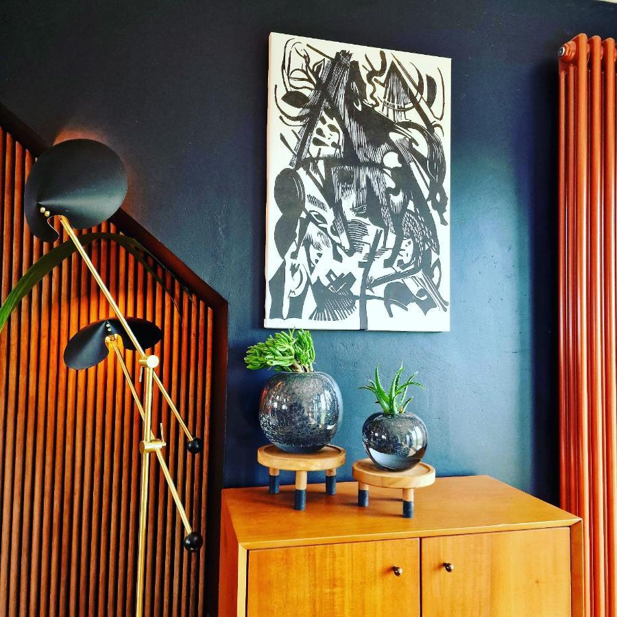 New Amazing The Black Wolf Suite The Grumpy Schnauzer B&B Airdrie Bagian luar foto