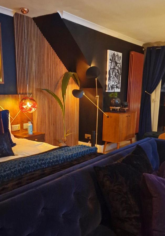 New Amazing The Black Wolf Suite The Grumpy Schnauzer B&B Airdrie Bagian luar foto