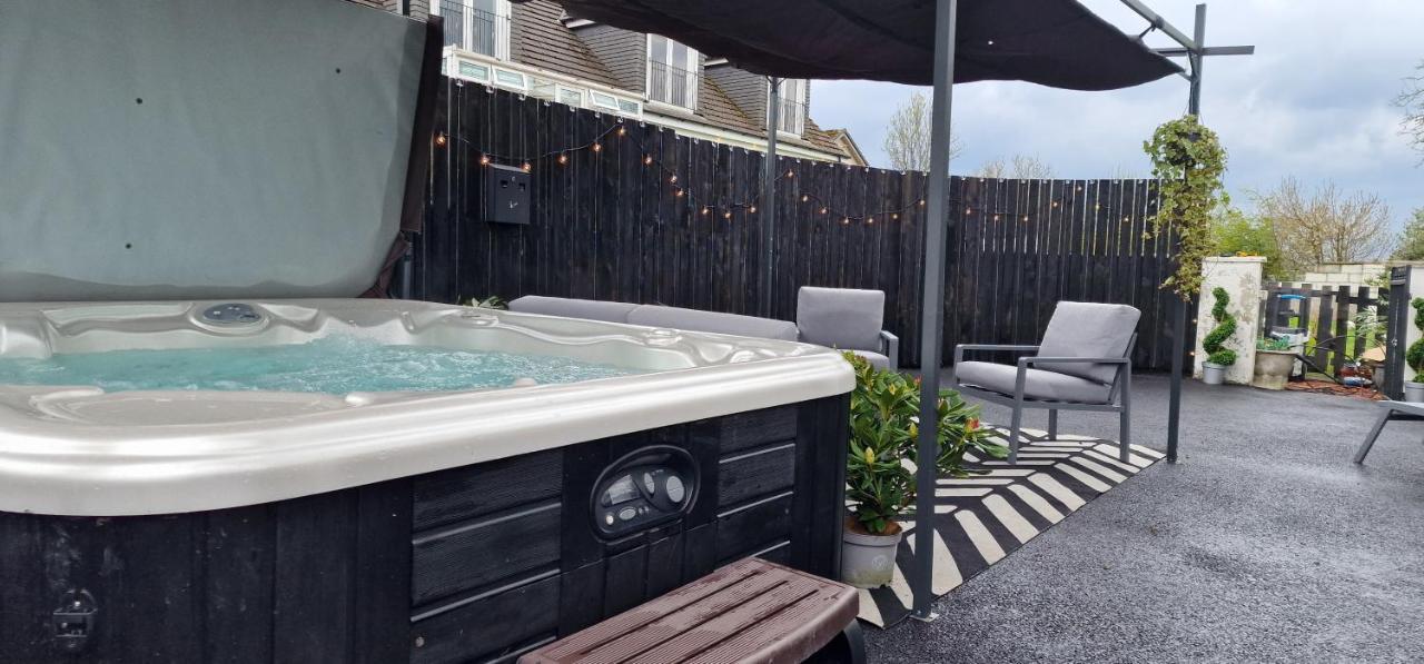 New Amazing The Black Wolf Suite The Grumpy Schnauzer B&B Airdrie Bagian luar foto